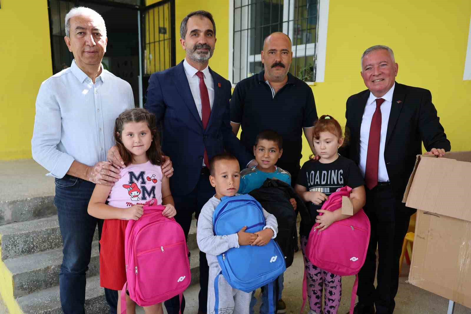 baskan-kepenek-ogrencilerle-bulustu-ve-cantalarini-hediye-etti
