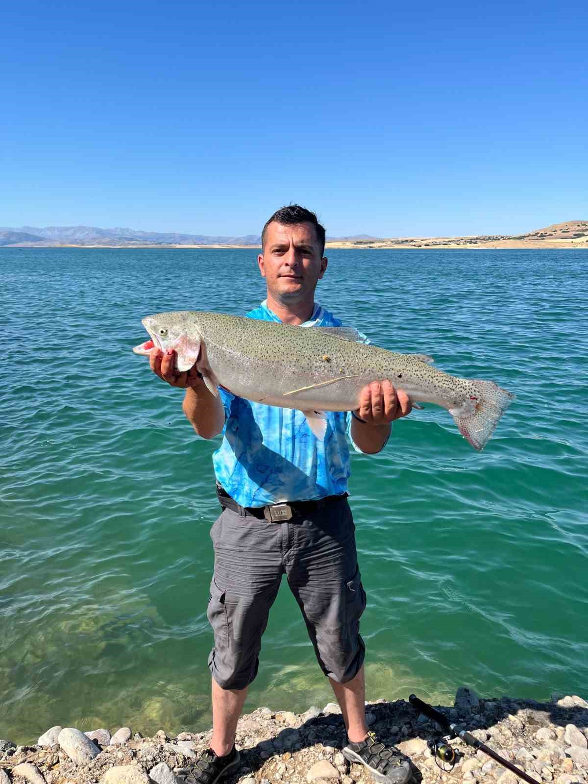 amator-balikci-oltayla-5-5-kiloluk-alabalik-yakaladi