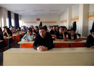 Sabahları Memur Akşamları İse Üniversite Öğrencisi