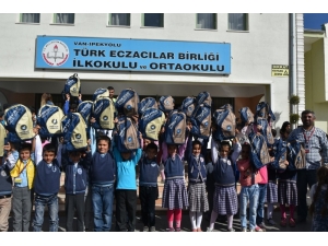 İpekyolu Belediyesinden Öğrencilere Çanta Ve Kırtasiye Desteği