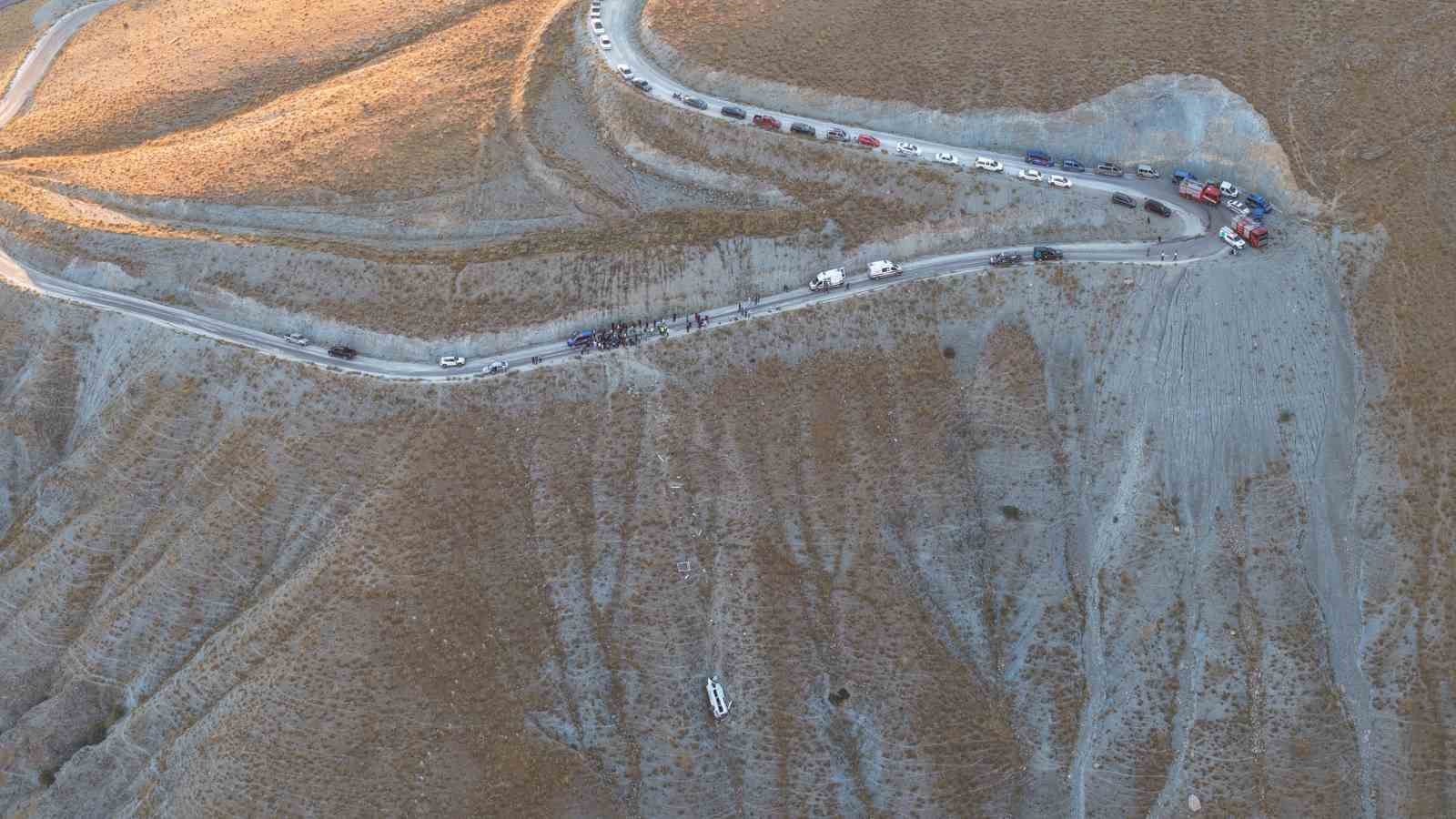 elazig-da-minibusun-yuvarlandigi-ucurum-ve-kurtarma-calismalari-dronla-goruntulendi