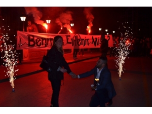 Evlilik Teklifi İçin Sokağı Tribüne Çevirdi