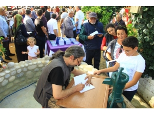 Atılgan Kitabını Kuyuda İmzaladı