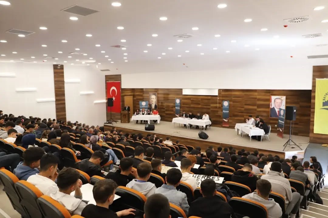 bayburt-ta-ogrenciler-teknolojinin-etkilerini-munazarada-tartisti
