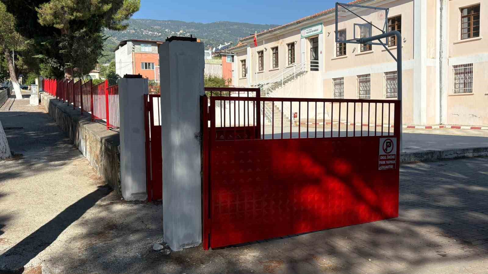 bozdogan-belediyesi-okullarda-calismalarini-surduruyor