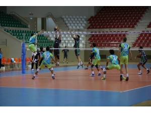 Voleybolcuların Kazım Kurt’a Hediyesi Galibiyet Oldu