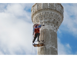20 Yıldır Minarelerin Bakımını Yapıyor