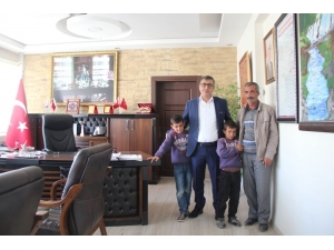 Kaymakam Yücel, Okula Gitmek İstemeyen Çocukları İkna Etti