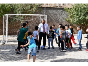 Çocuklarla Futbol Oynayan Vali Sonel, Lunapark İsteklerini De Yerine Getirdi