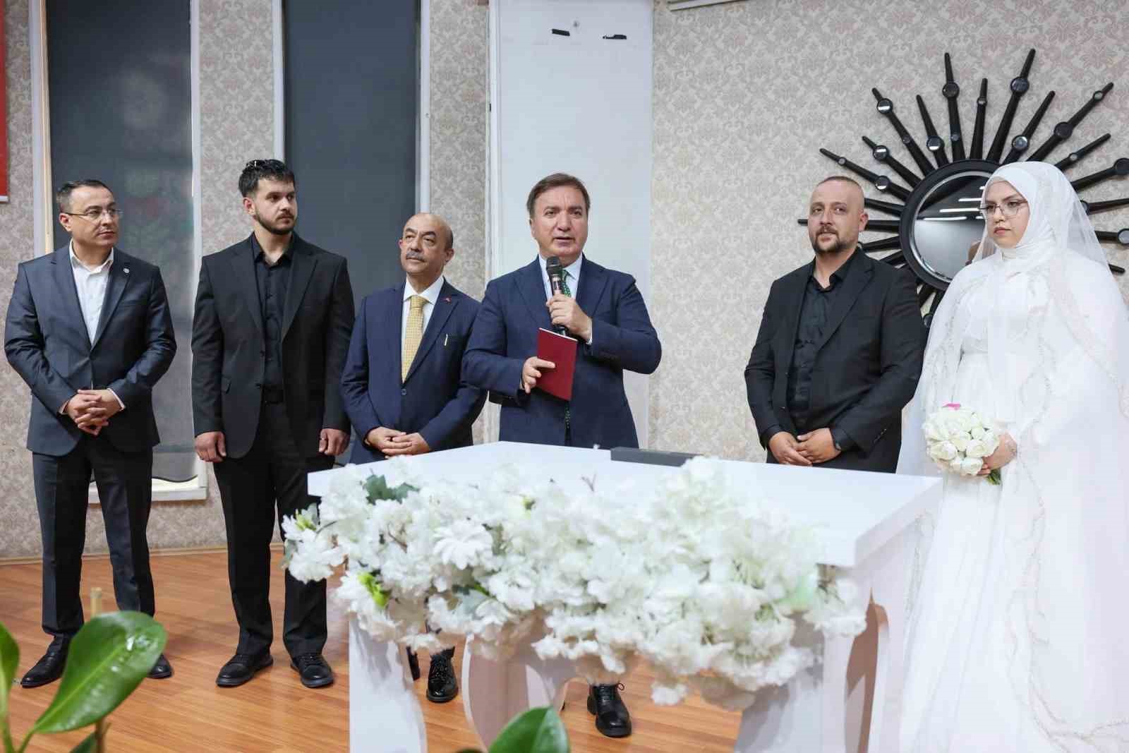 vali-aydogdu-genc-ciftin-nikah-sahitligini-yapti