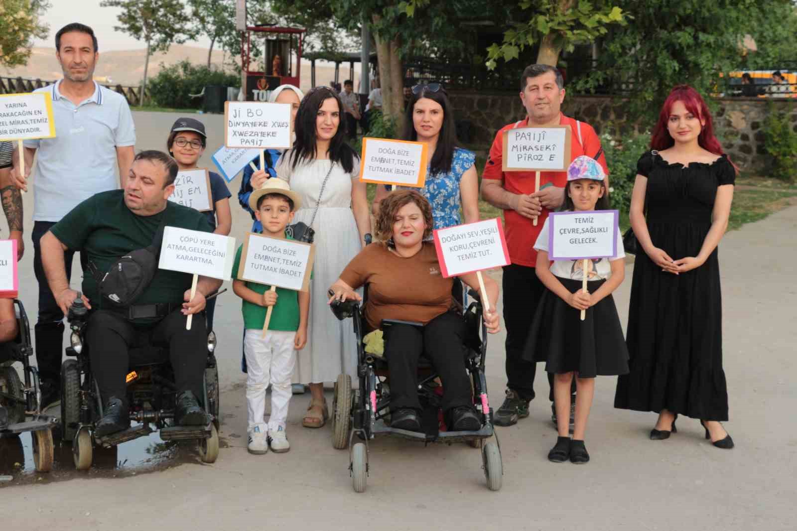 engellilerden-engelsizlere-cevre-dersi-parklari-kose-bucak-temizlediler