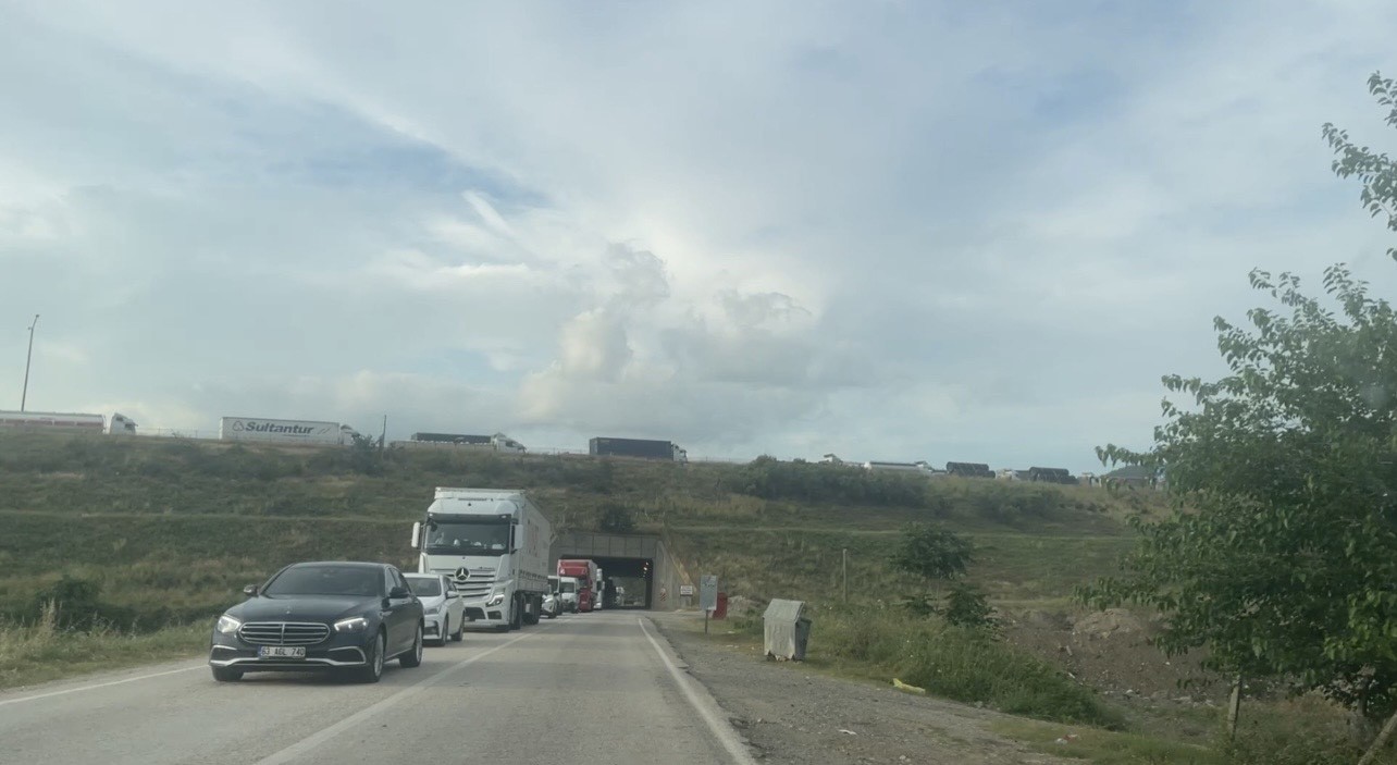 osmaniye-de-6-agir-tonajli-aracin-karistigi-kazada-2-kisi-yaralandi