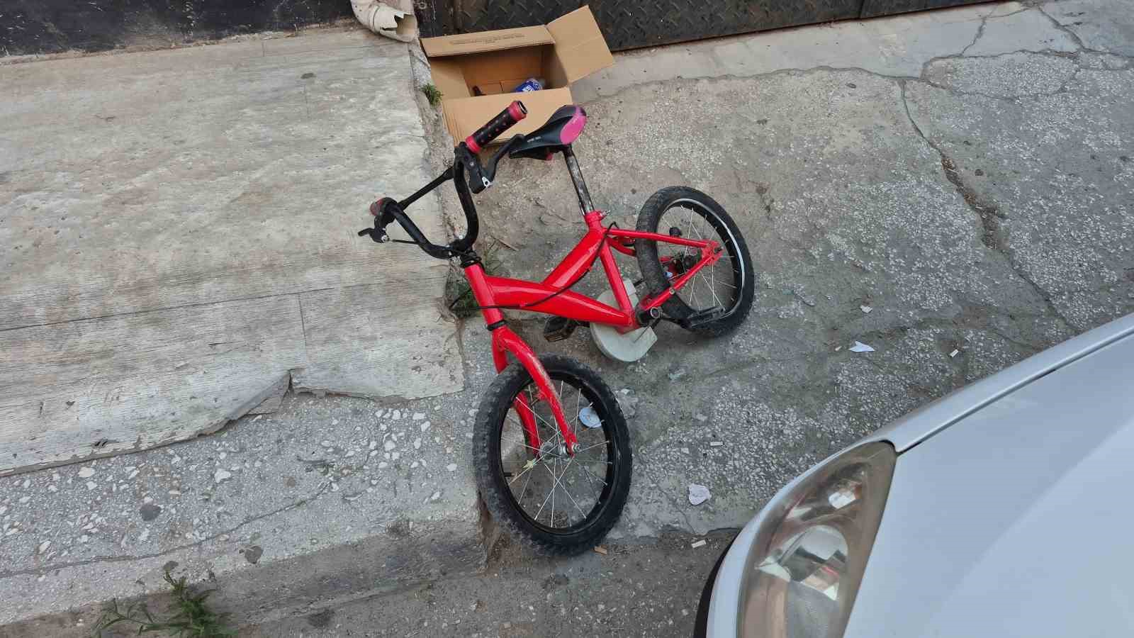 eskisehir-de-otomobile-yandan-carpan-bisikletli-cocuk-yaralandi