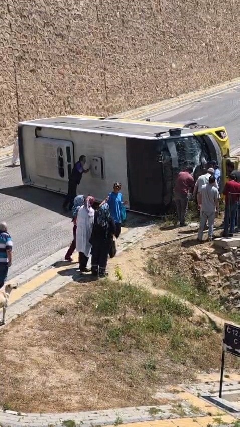 kontrolden-cikan-halk-otobusu-devrildi-1-yarali