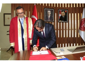 Rektör Bağlı, Başkan Seçen’e Yüksek Lisans Diplomasını Verdi