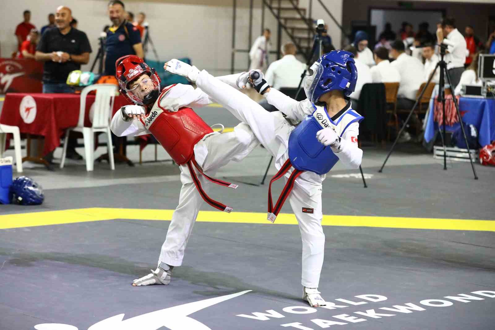 mucahit-yanci-dogu-grubu-taekwondo-sampiyonasi-sivas-ta-basladi