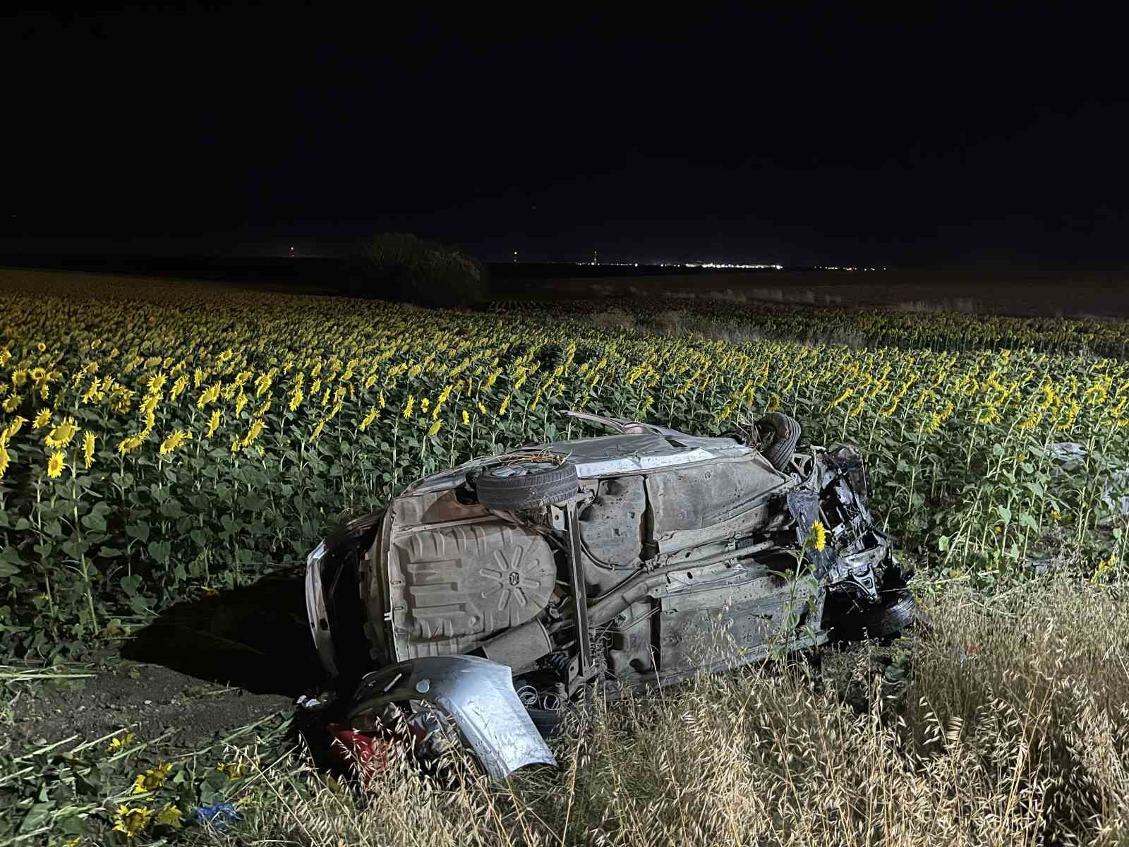 tekirdag-da-otomobil-beton-bloga-carparak-tarlaya-devrildi-3-u-cocuk-5-yarali