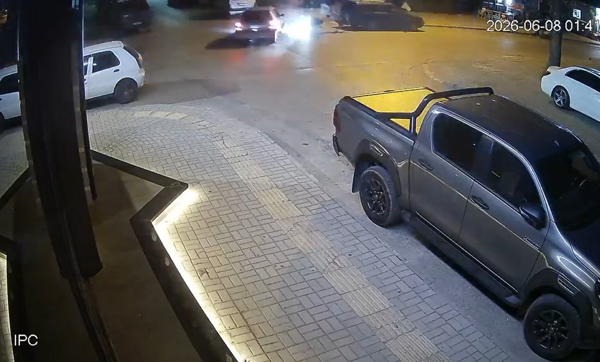 otomobille-carpisan-motosiklettekiler-metrelerce-ucup-park-halindeki-aracin-bagajina-carpti