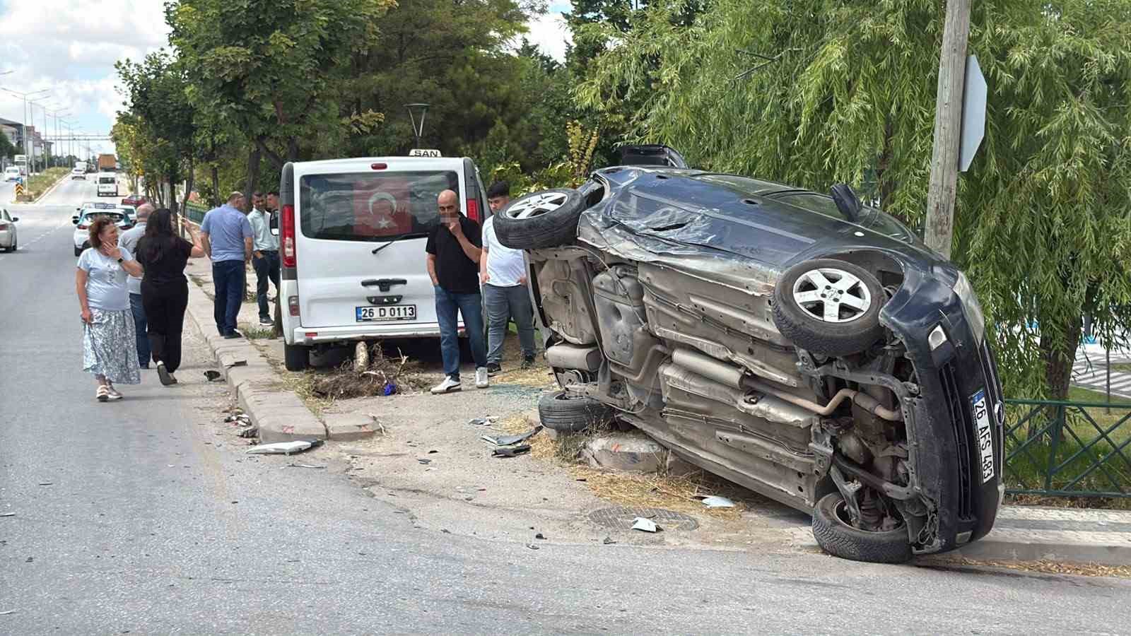 eskisehir-de-dolmusun-carptigi-otomobil-yan-yatti-8-yarali