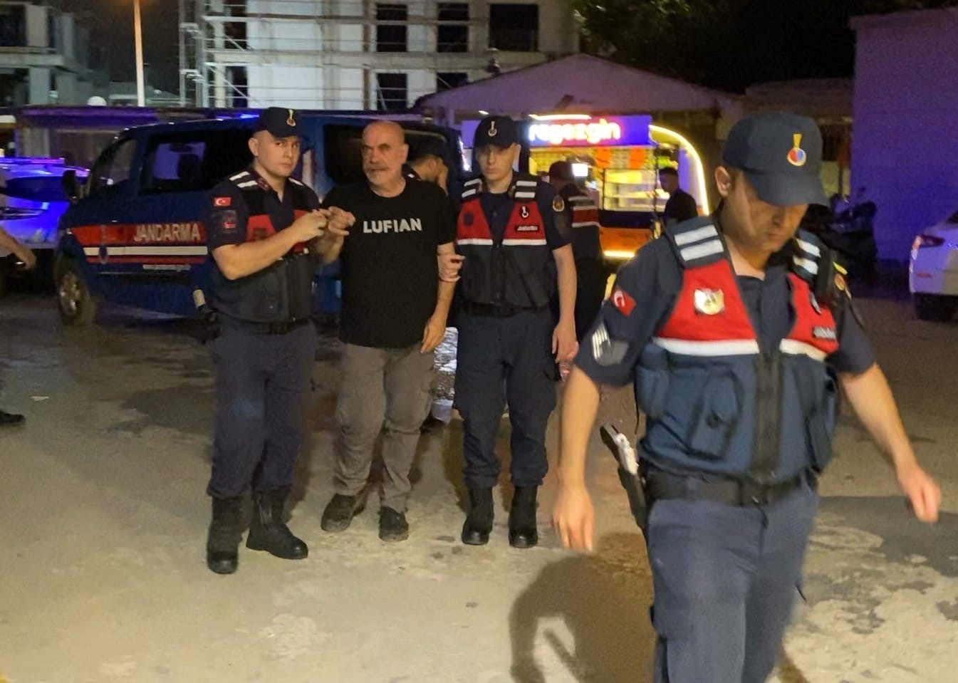 adli-kontrolle-serbest-kalan-unlu-yonetmen-ezel-akay-mahkeme-sonunda-her-seyi-ogreneceksiniz