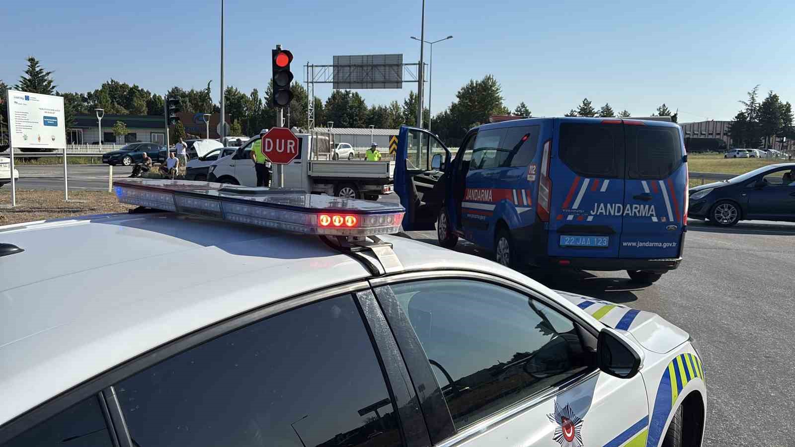 edirne-de-iki-otomobil-kavsakta-carpisti-2-yarali