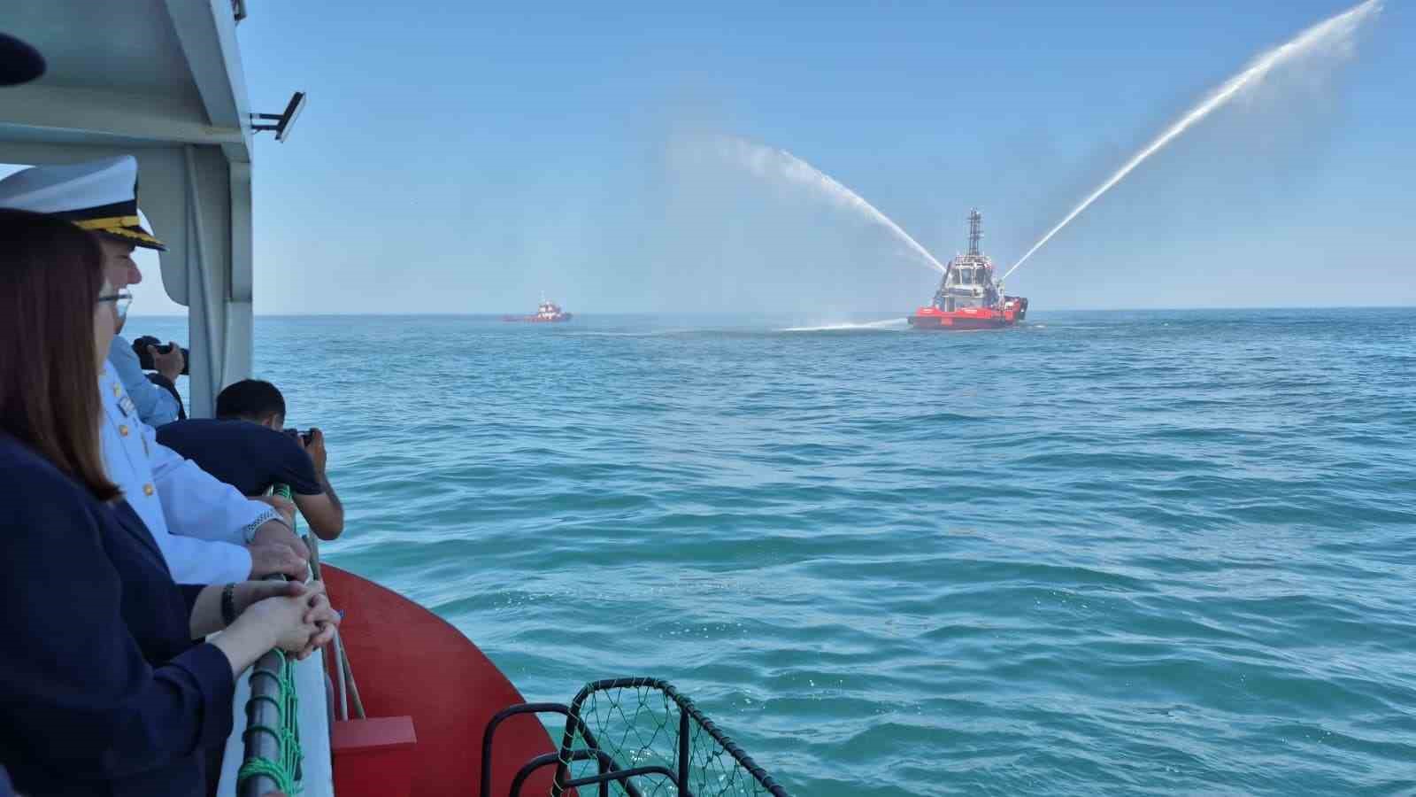 sicakligin-41-dereceye-ciktigi-bartin-da-basincli-su-ile-yapilan-gosteri-ilgi-gordu