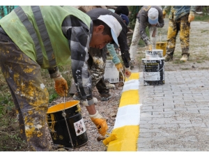 Başiskele’de Kaldırım Bordürleri Boyanıyor