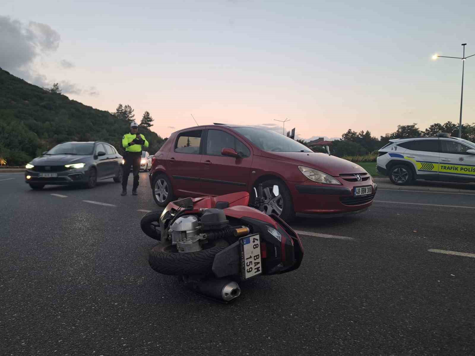 mugla-da-otomobil-ile-motosiklet-carpisti-1-yarali