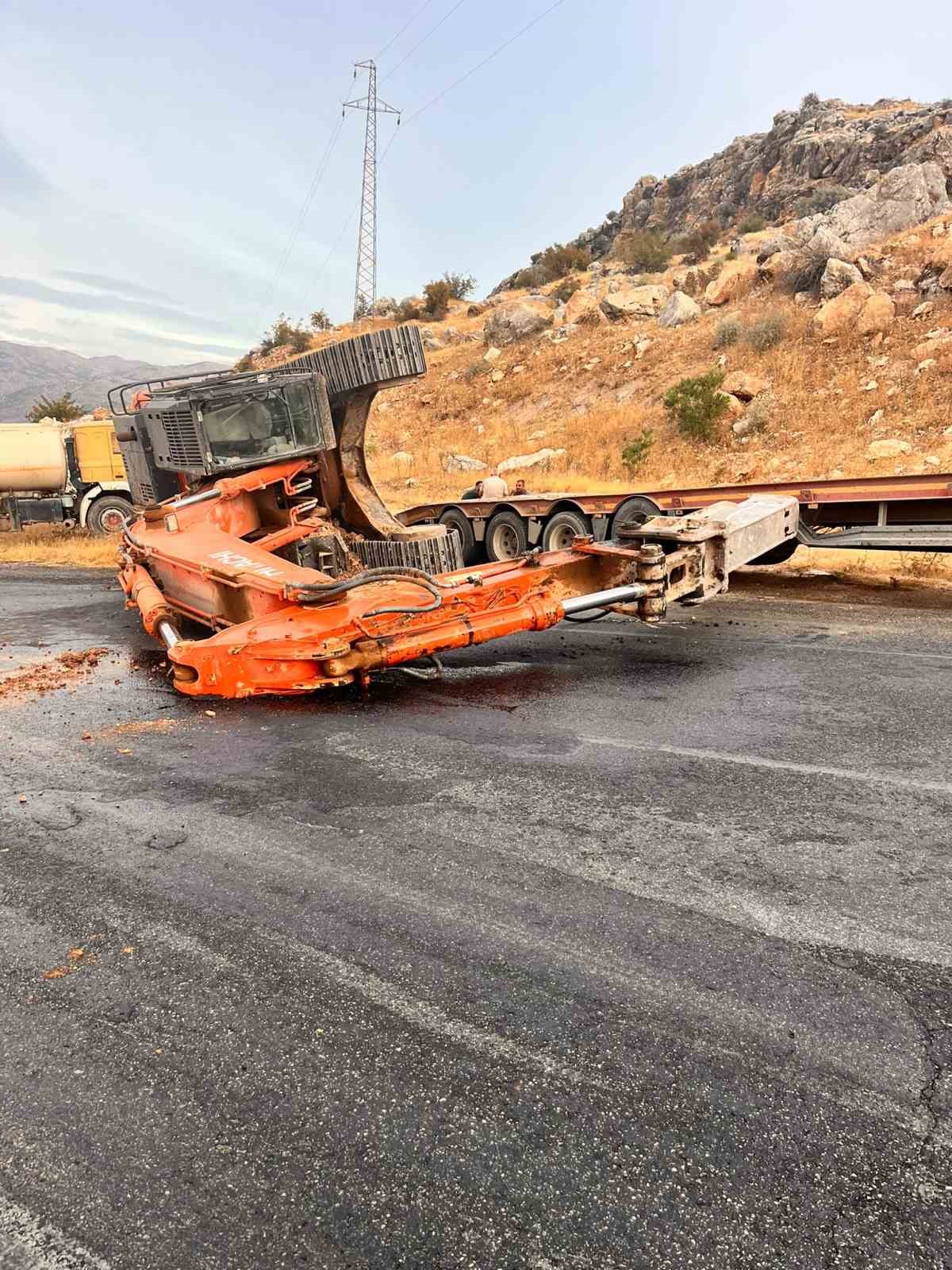 tirin-uzerindeki-is-makinesi-yola-dustu-yol-trafige-kapandi