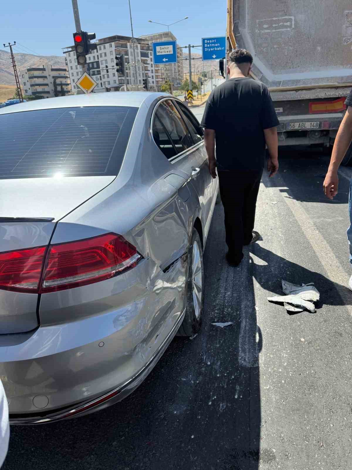 siirt-te-kamyon-kirmizi-isikta-bekleyen-araclara-carpti
