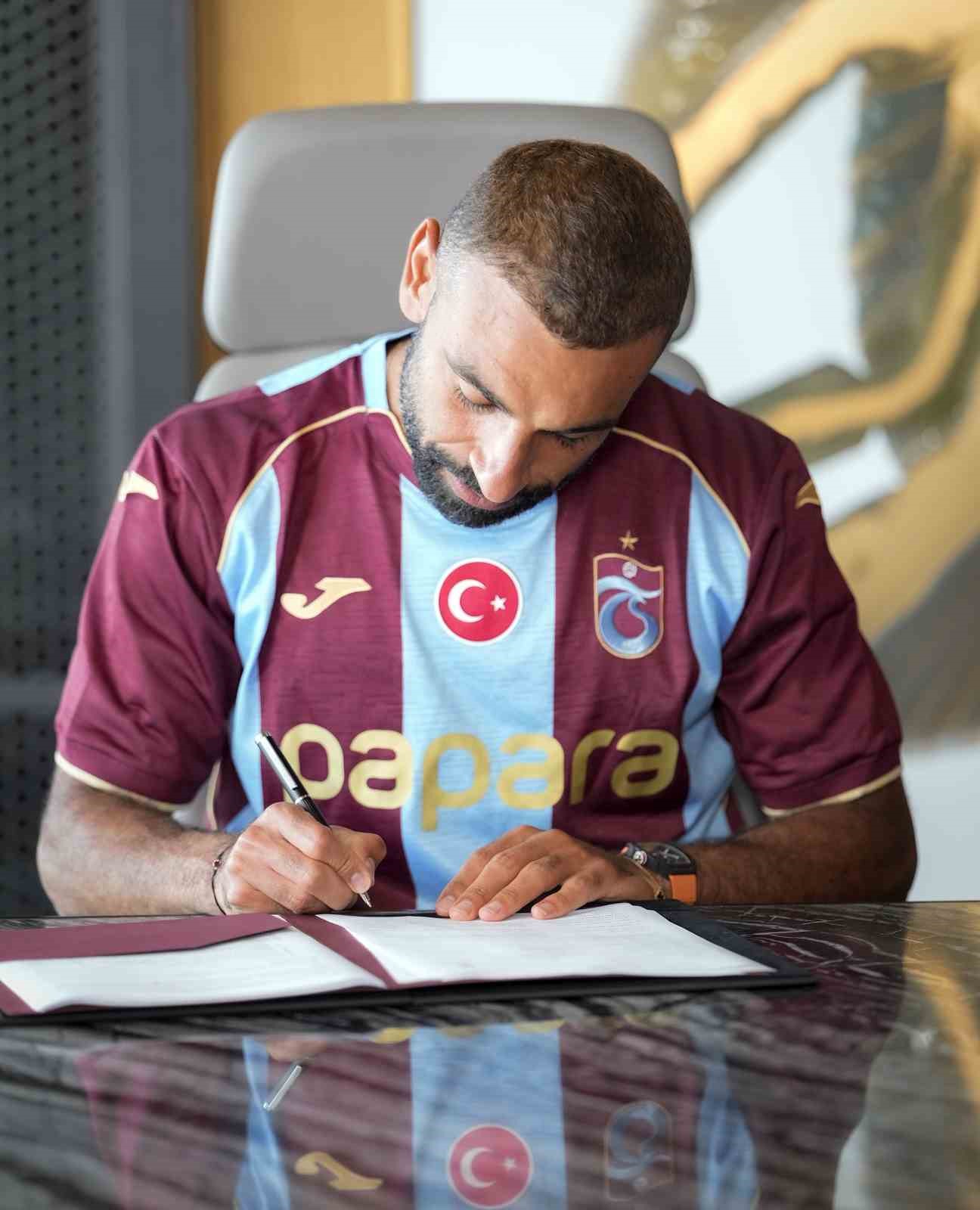 salah-trabzonspor-a-imzayi-atti-ayaginin-tozuyla-trabzonspor-reklam-filmi-cekimine-katildi