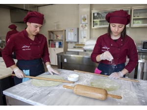 Külliye’nin Mutfağı Öğrencilere Emanet