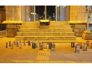 Kitapları Sokaklarda Yürüttüler