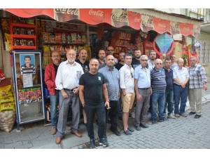 Mahalle Sakinleri Vefat Eden Bakkalını Unutmadı