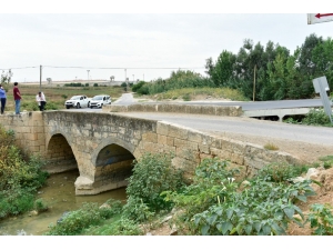 Tarihi Köprüye Asfalt Ve Beton 10 Yıl Önce Dökülmüş