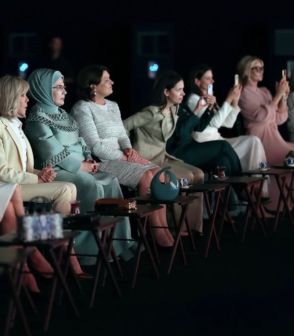 emine-erdogan-in-devlet-liderleri-esleri-yemeginde-ajda-pekkan-konseri