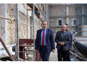 Vali Pehlivan Tarihi Askeri Binada Yürütülen Restorasyon Çalışmalarını İnceledi