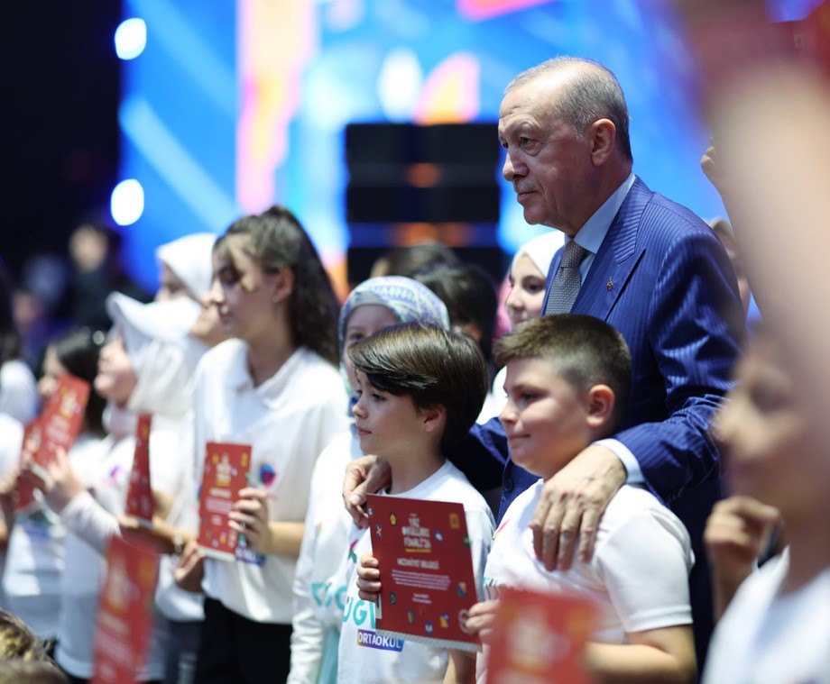 tugva-bursa-dan-cumhurbaskani-erdogan-in-katildigi-yaz-okulu-bulusmasina-rekor-katilim