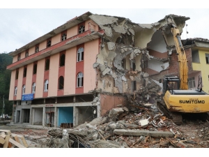 Yaşayan İnsan Hazinesi Osman Efendioğlu’nun İsmi Verilen Kütüphane De 4 Katlı Bina İle Yıkıldı