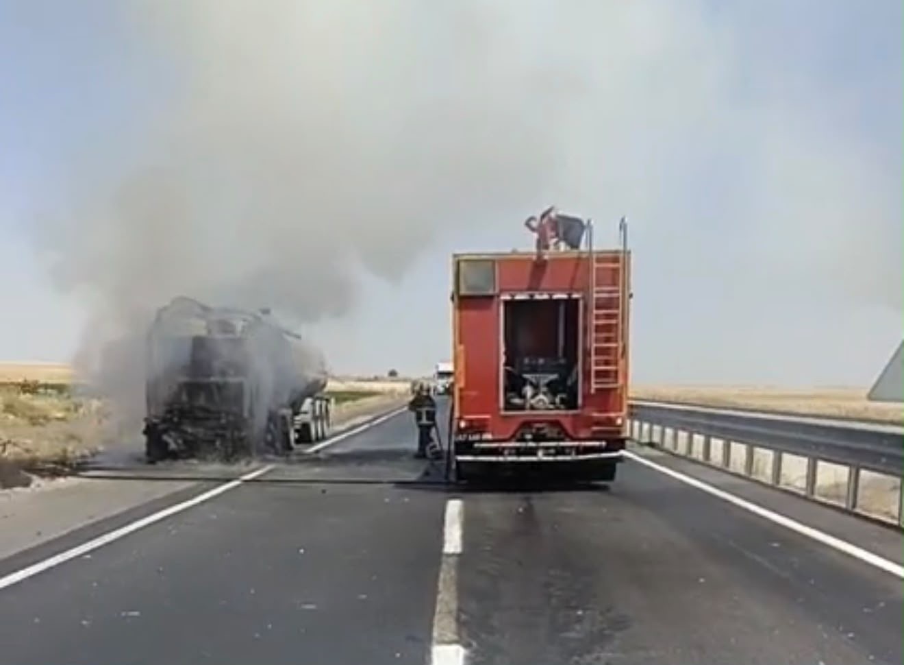 mardin-de-seyir-halindeki-tanker-alev-aldi