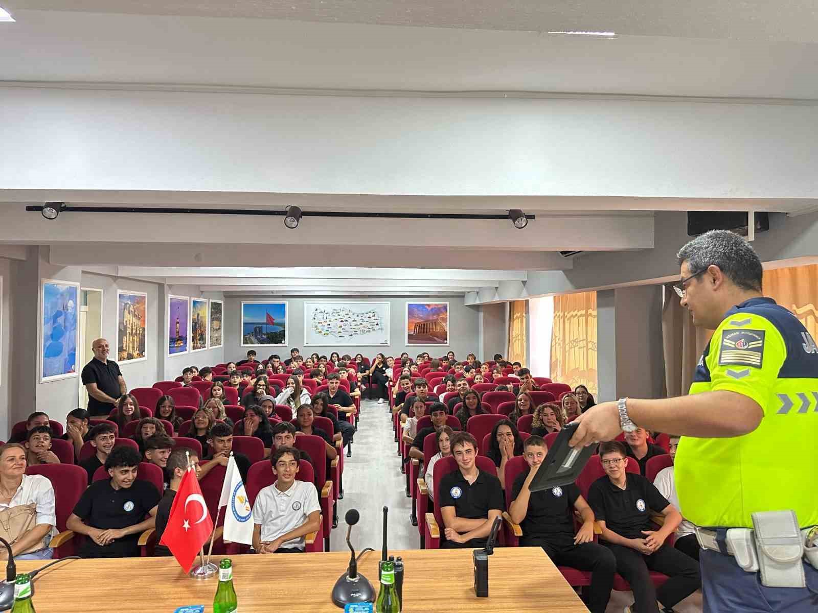 kusadasi-nda-ogrencilere-trafik-ve-motosiklet-guvenligi-semineri