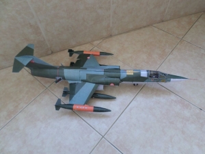 Kağıttan Savaş Uçakları Görenleri Şaşırtıyor