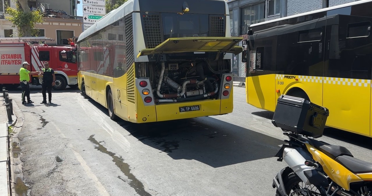 ortakoy-de-iett-otobusunden-dumanlar-yukseldi-motor-arizasi-trafige-neden-oldu