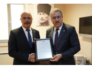 Egeli Başarılı Bilim İnsanı Prof. Dr. Özçaldıran’a ’Altın Rozet’ Ödülü