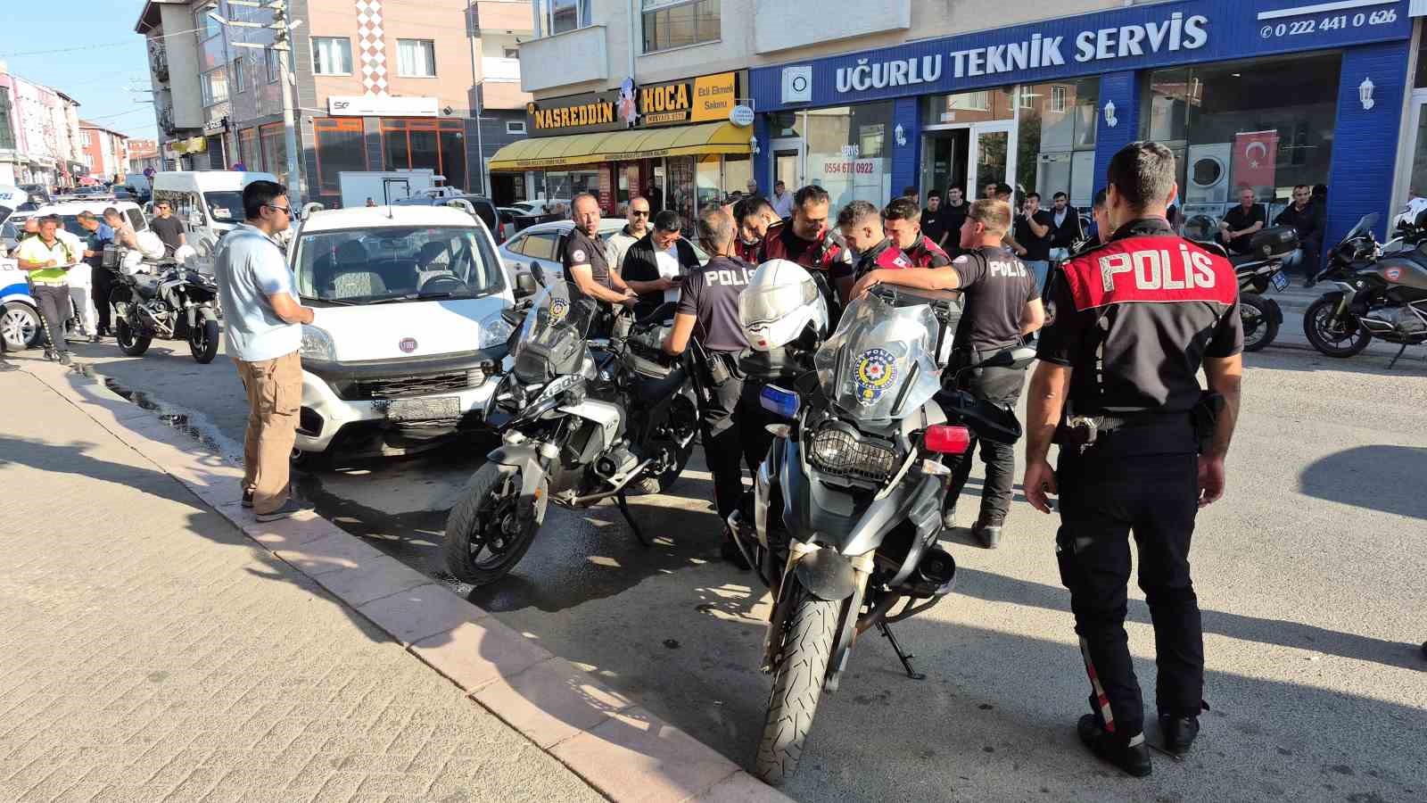 hafif-ticari-aracin-carptigi-motosikletli-polis-yaralandi