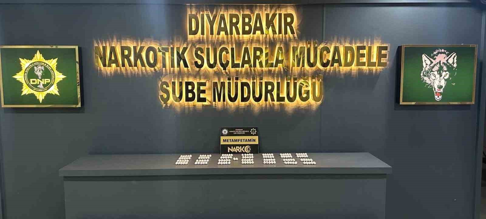 diyarbakir-da-aracta-ve-iki-ikamette-yapilan-aramada-uyusturucu-madde-ele-gecirildi