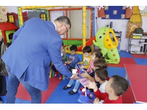 Kızılay’ın Gönderdiği 70 Çift Ayakkabı Öğrencilere Dağıtıldı