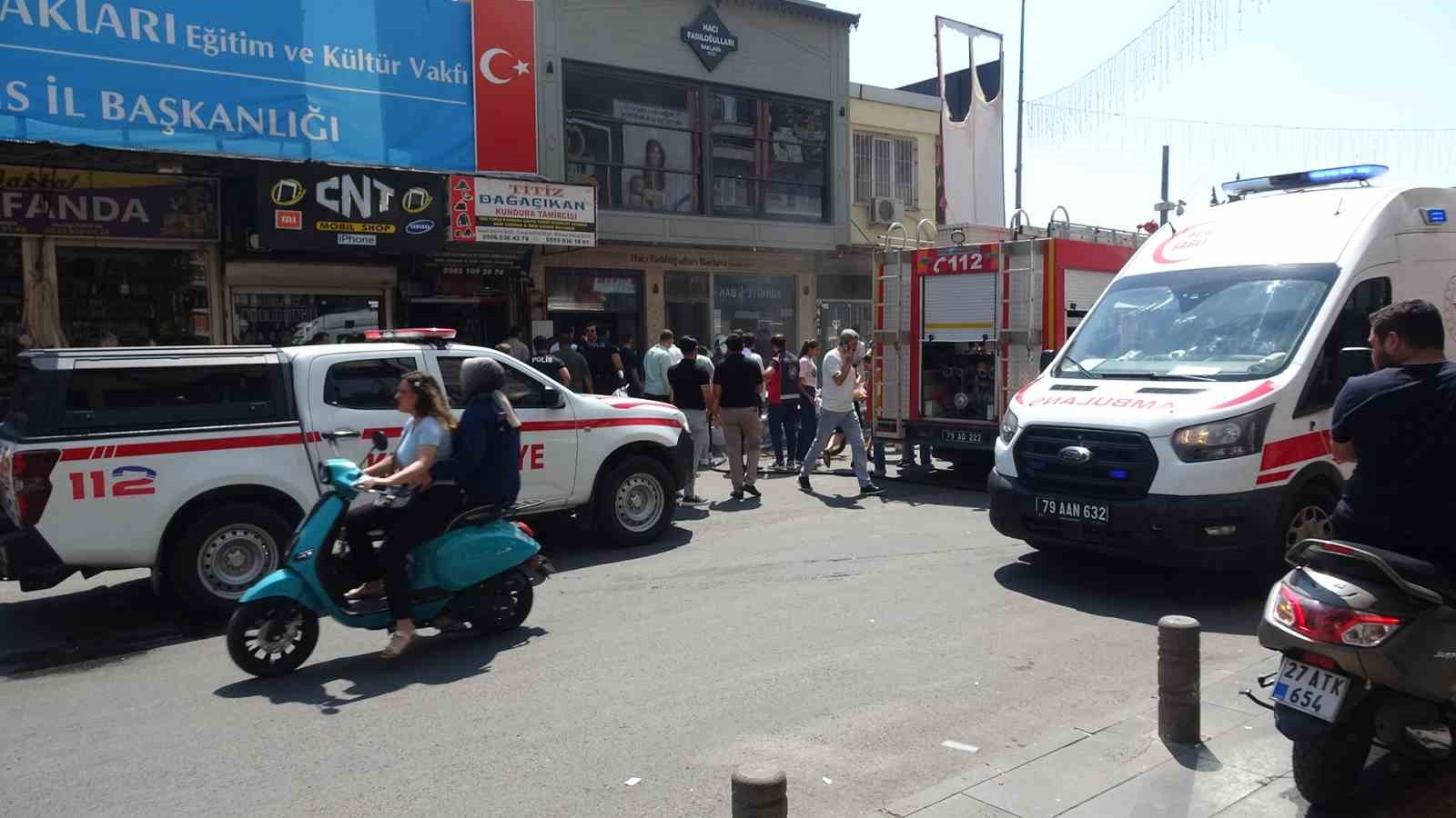 kilis-te-tatlici-dukkaninda-yangin-panigi