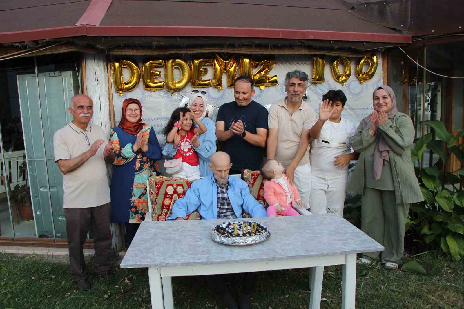 100-yasina-giren-ali-dedeye-dogum-gunu-kutlamasi