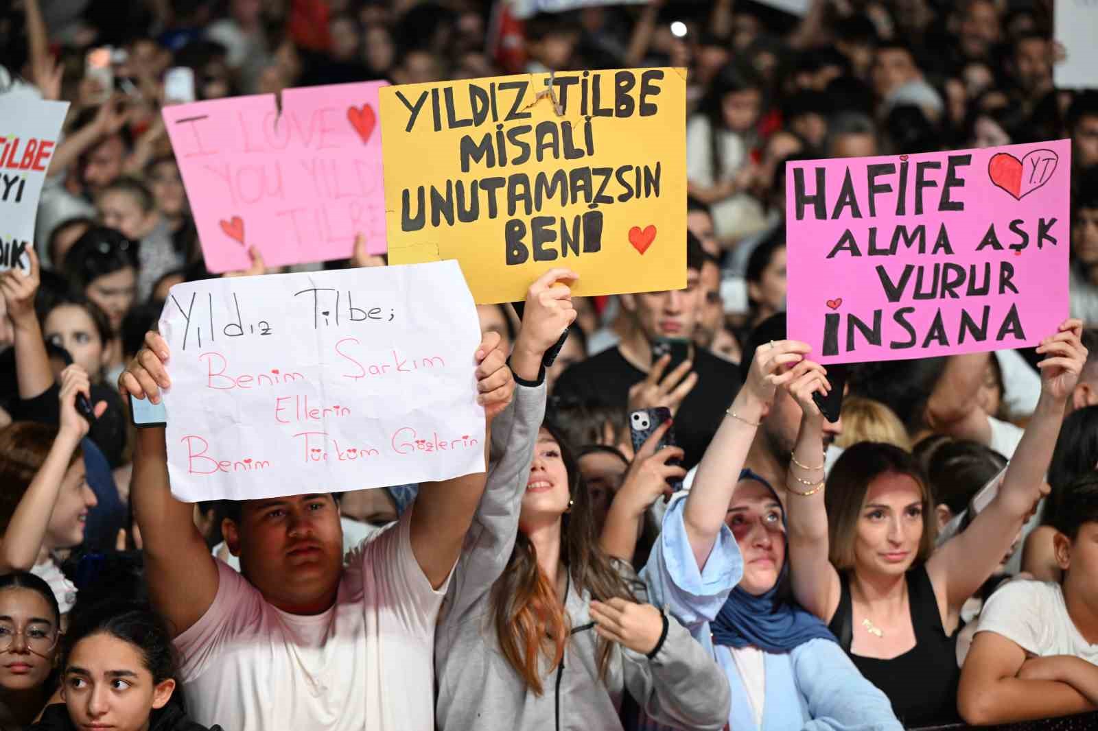 gaziosmanpasa-da-yildiz-tilbe-istiklal-marsi-ni-200-bin-kisiyle-okudu